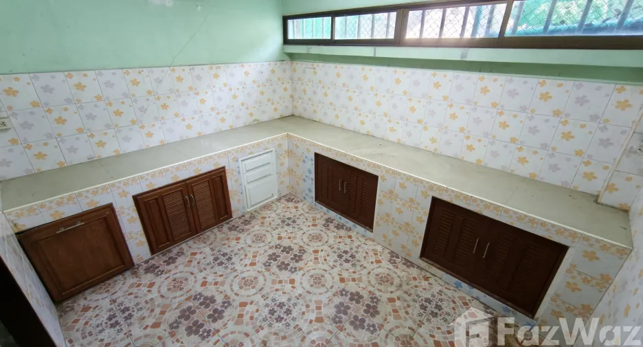 Local comercial en venta de 4 habitaciones en Bang Khun Thian, Bangkok
