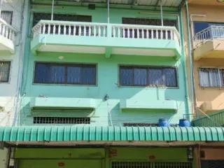 Local comercial en venta de 4 habitaciones en Bang Khun Thian, Bangkok