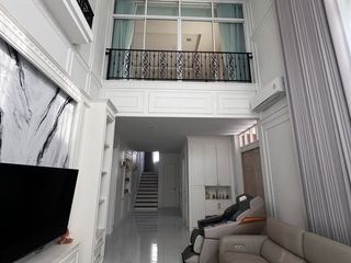 Casa en venta y en alquiler de 4 habitaciones en Thawi Watthana, Bangkok