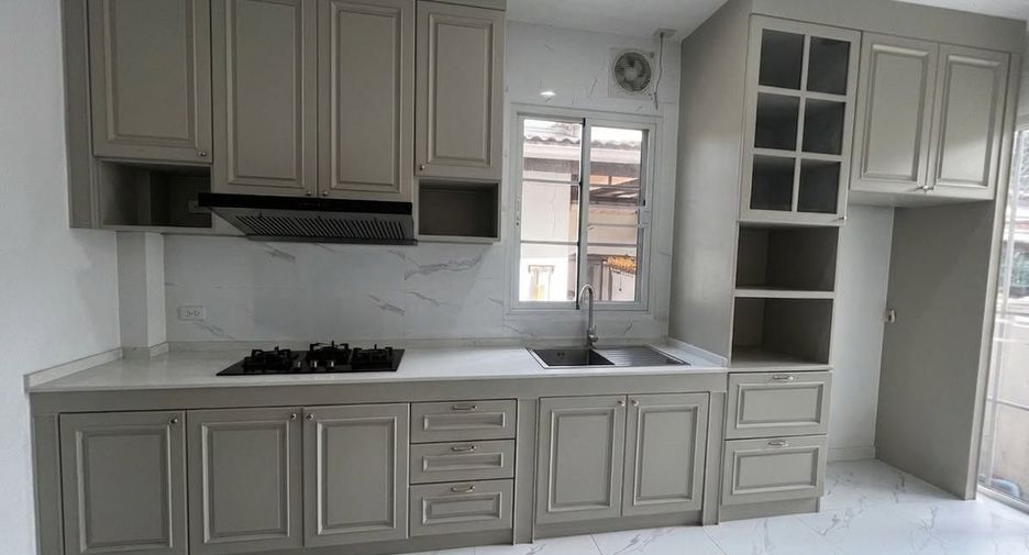 Casa en venta y en alquiler de 4 habitaciones en Thawi Watthana, Bangkok