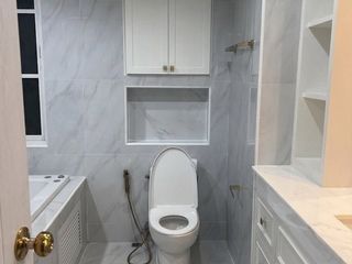 Casa en venta y en alquiler de 4 habitaciones en Thawi Watthana, Bangkok