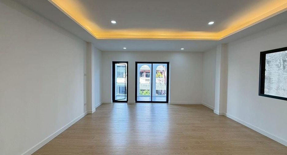 Casa adosada en venta de 3 habitaciones en Taling Chan, Bangkok