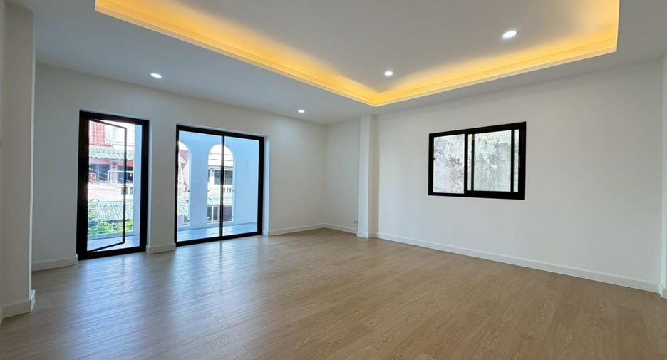 Casa adosada en venta de 3 habitaciones en Taling Chan, Bangkok