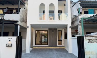Casa adosada en venta de 3 habitaciones en Taling Chan, Bangkok