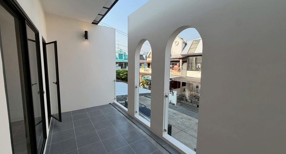 Casa adosada en venta de 3 habitaciones en Taling Chan, Bangkok