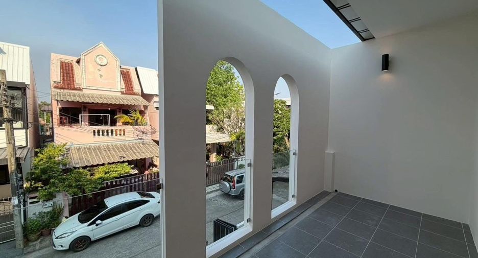 Casa adosada en venta de 3 habitaciones en Taling Chan, Bangkok