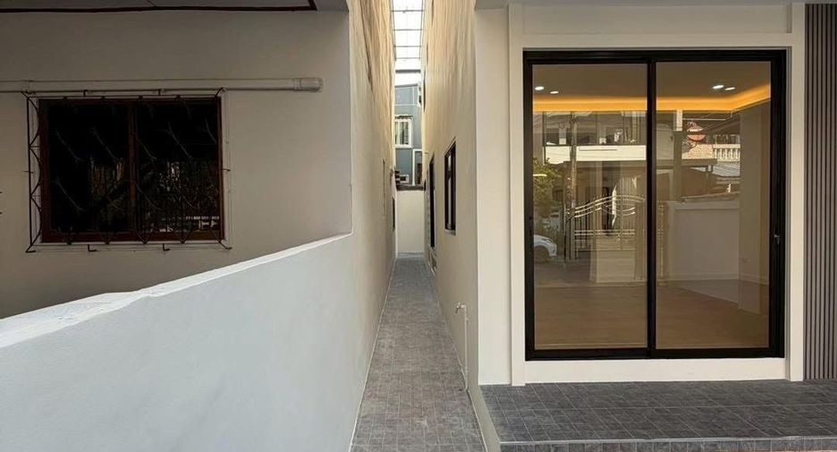 Casa adosada en venta de 3 habitaciones en Taling Chan, Bangkok