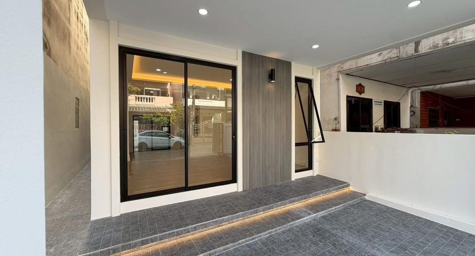 Casa adosada en venta de 3 habitaciones en Taling Chan, Bangkok