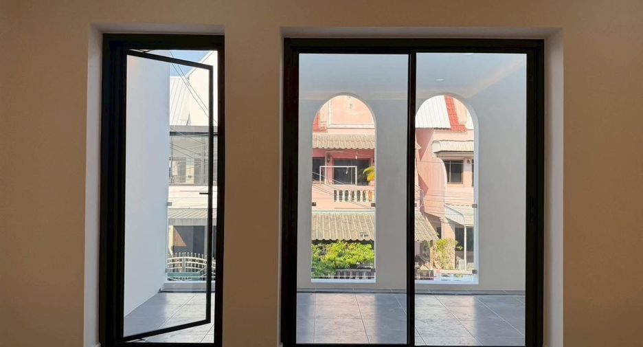 Casa adosada en venta de 3 habitaciones en Taling Chan, Bangkok