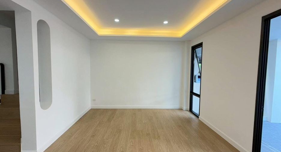 Casa adosada en venta de 3 habitaciones en Taling Chan, Bangkok