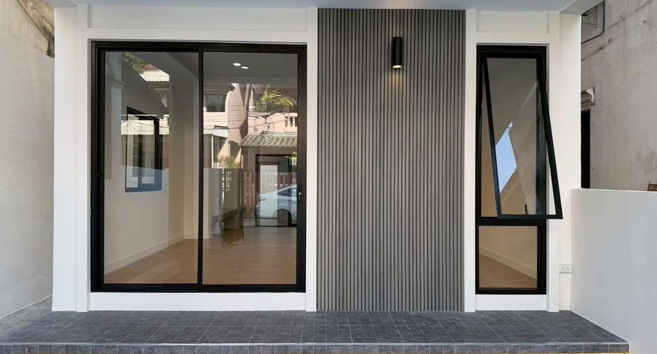 Casa adosada en venta de 3 habitaciones en Taling Chan, Bangkok