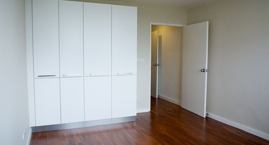 For rent 4 bedrooms condo in Watthana, Bangkok
