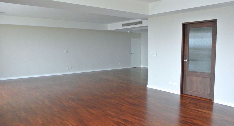 For rent 4 bedrooms condo in Watthana, Bangkok
