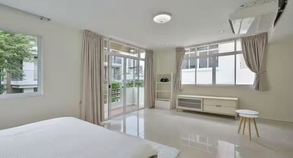 For rent 5 bedrooms house in Watthana, Bangkok