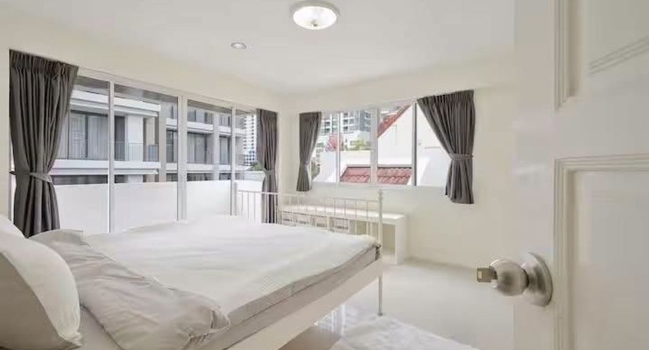 For rent 5 bedrooms house in Watthana, Bangkok