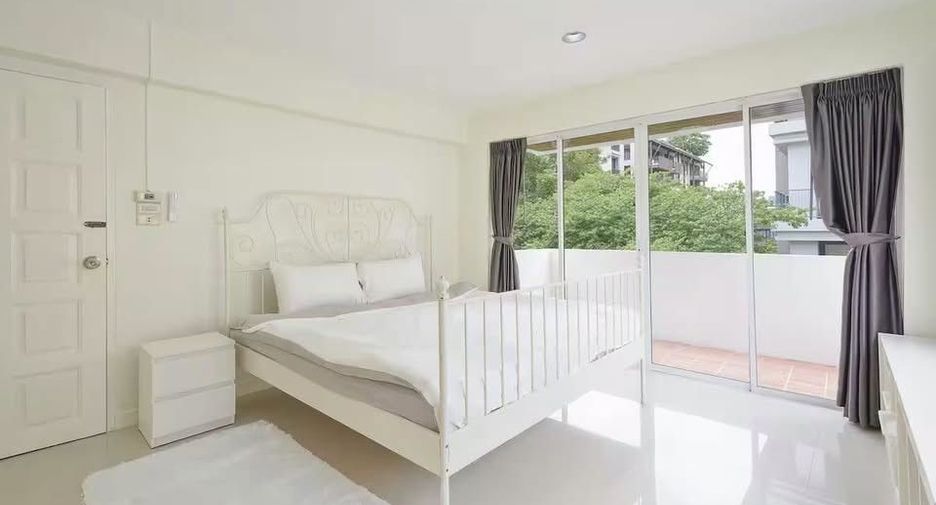 For rent 5 bedrooms house in Watthana, Bangkok