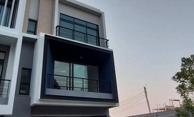 For sale そして for rent 3 ベッドルーム townhouse in Lat Krabang, Bangkok