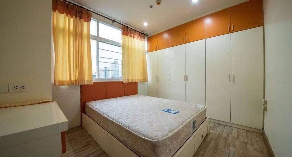 For rent 2 bedrooms condo in Huai Khwang, Bangkok