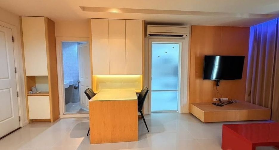 For rent 2 bedrooms condo in Huai Khwang, Bangkok