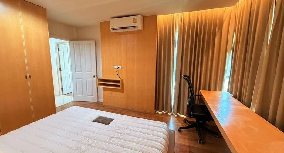 For rent 2 bedrooms condo in Huai Khwang, Bangkok