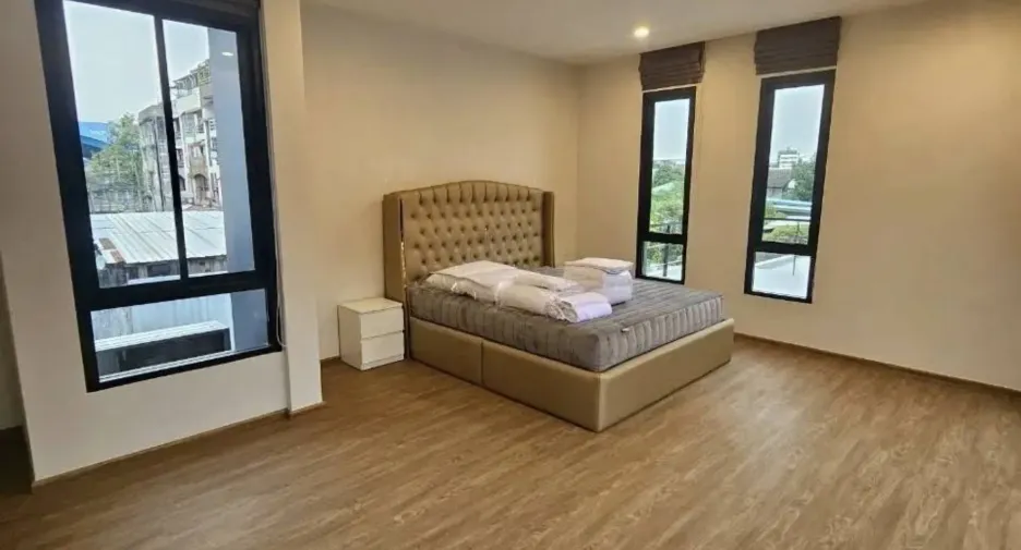 Haus zum Kauf und zur Miete mit 5 Zimmer in Phra Khanong, Bangkok