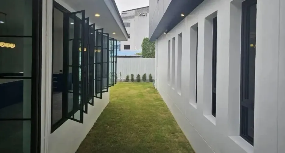 Haus zum Kauf und zur Miete mit 5 Zimmer in Phra Khanong, Bangkok