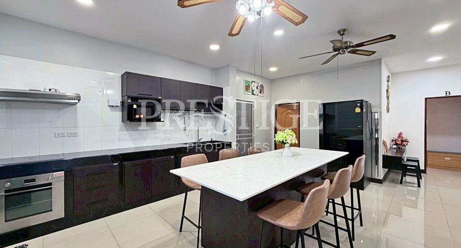 Casa en alquiler de 6 habitaciones en Bang Lamung, Chonburi