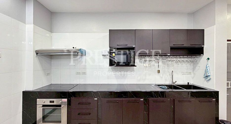 Casa en alquiler de 6 habitaciones en Bang Lamung, Chonburi