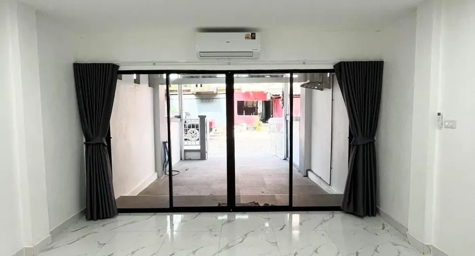 For rent 4 bedrooms townhouse in Bang Khen, Bangkok