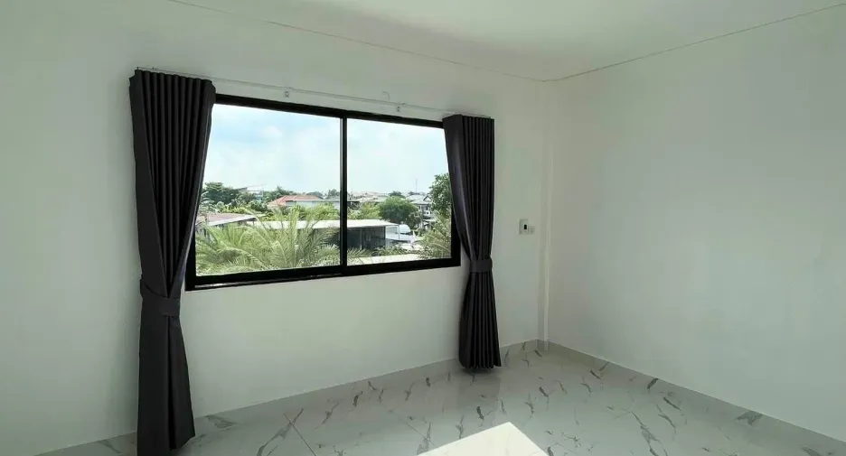 For rent 4 bedrooms townhouse in Bang Khen, Bangkok