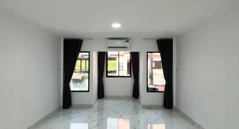 For rent 4 bedrooms townhouse in Bang Khen, Bangkok