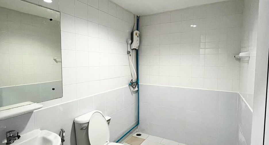 For rent 4 bedrooms townhouse in Bang Khen, Bangkok