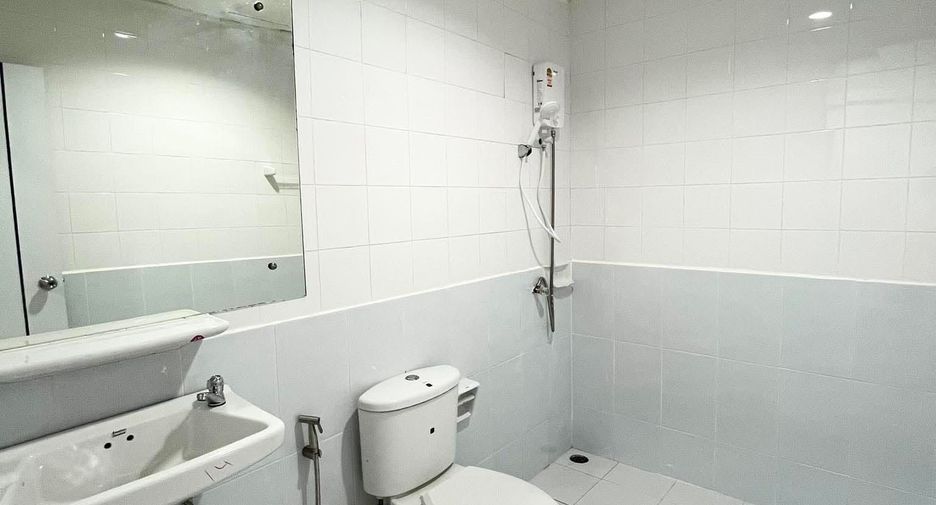 For rent 4 bedrooms townhouse in Bang Khen, Bangkok