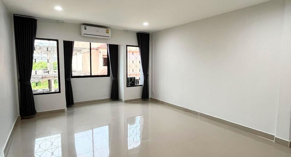 For rent 4 bedrooms townhouse in Bang Khen, Bangkok
