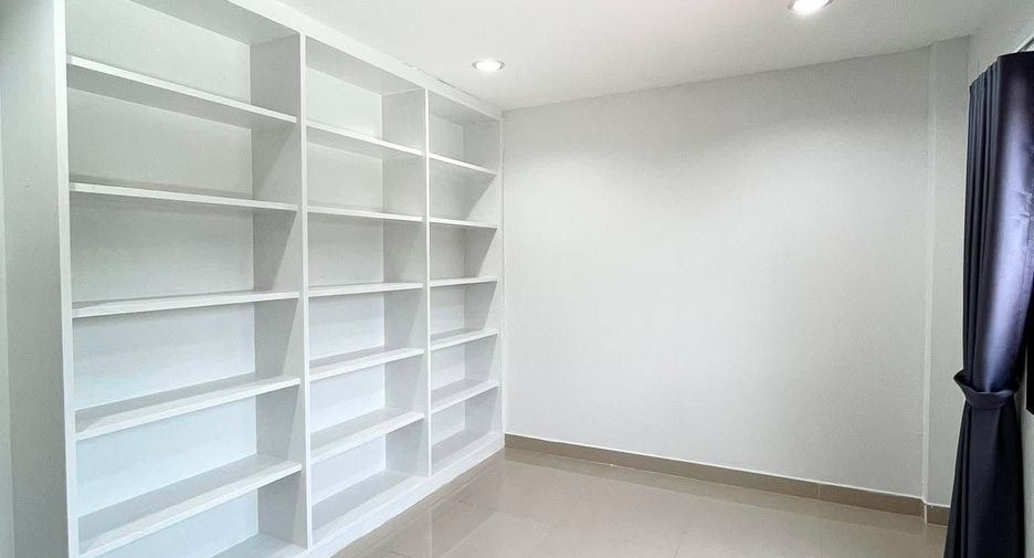 For rent 4 bedrooms townhouse in Bang Khen, Bangkok