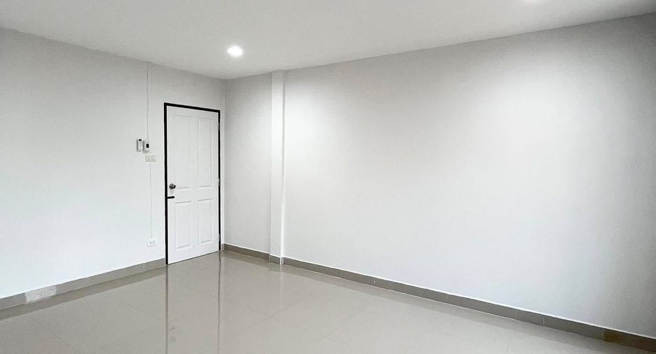 For rent 4 bedrooms townhouse in Bang Khen, Bangkok
