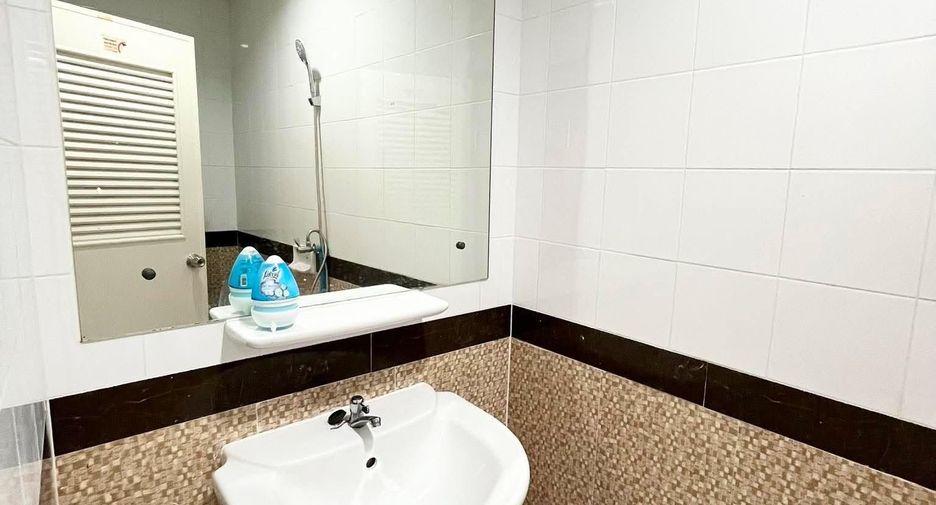 For rent 4 bedrooms townhouse in Bang Khen, Bangkok