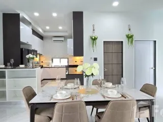 For rent 4 bedrooms villa in Bang Lamung, Chonburi