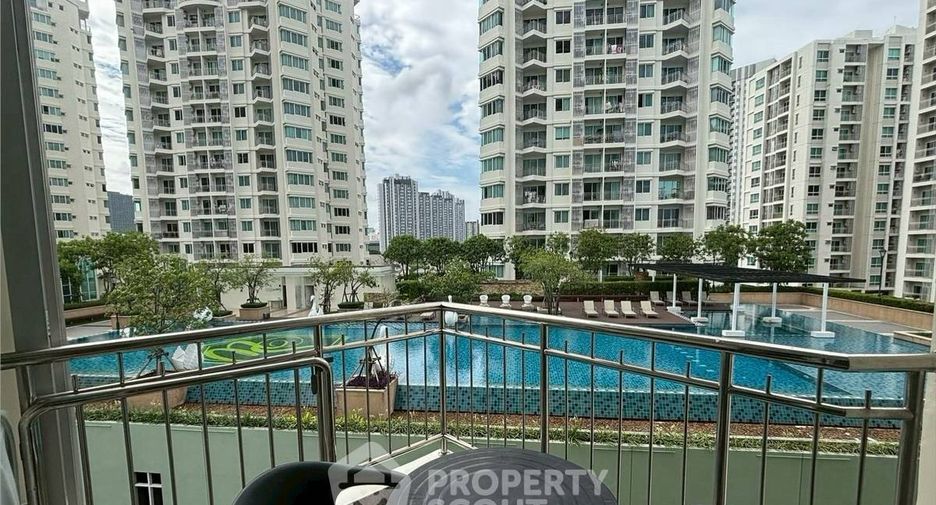 For rent 2 bedrooms condo in Huai Khwang, Bangkok