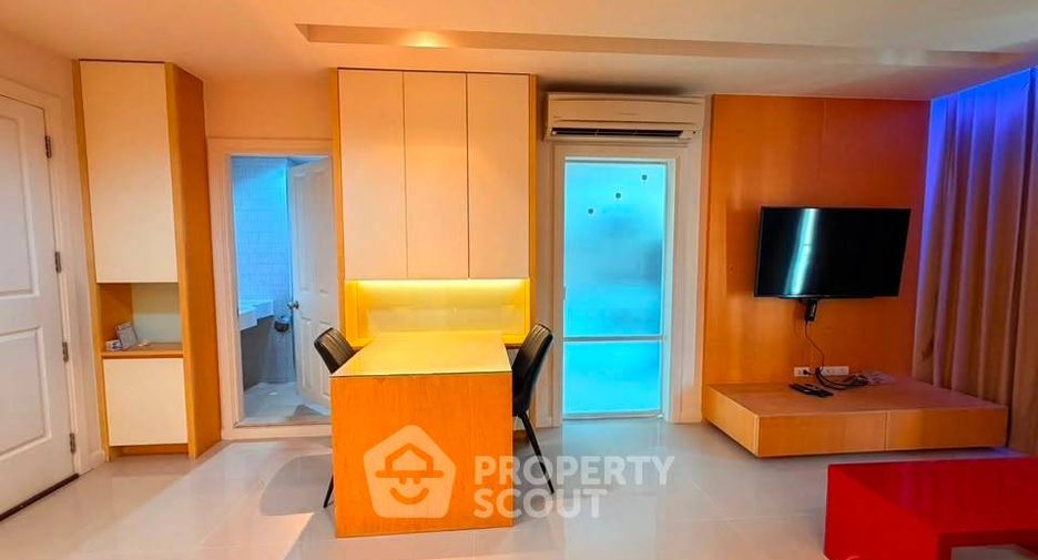 For rent 2 bedrooms condo in Huai Khwang, Bangkok