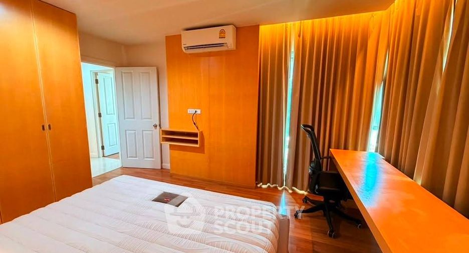 For rent 2 bedrooms condo in Huai Khwang, Bangkok