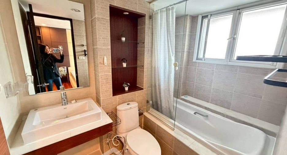 For rent 2 bedrooms condo in Watthana, Bangkok