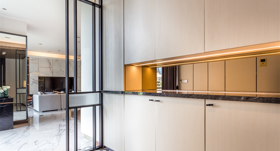 For sale 3 bedrooms condo in Khlong Toei, Bangkok