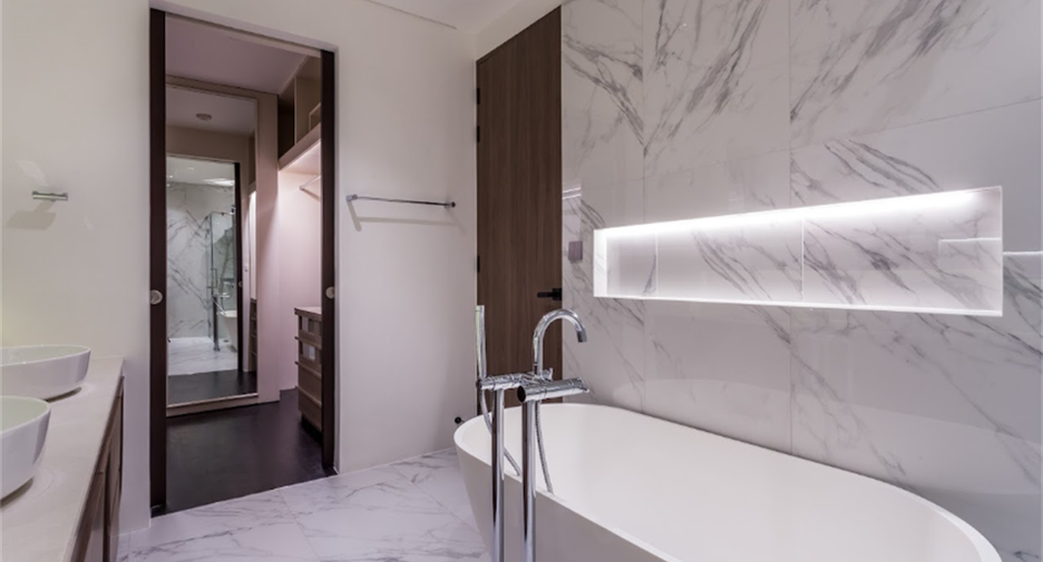 For rent 3 bedrooms condo in Khlong Toei, Bangkok
