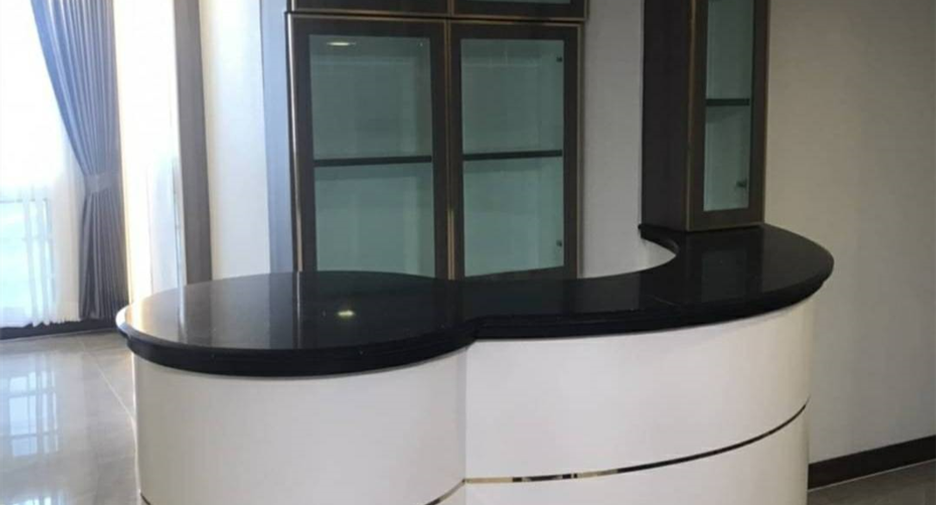 For rent 3 bedrooms condo in Khlong Toei, Bangkok