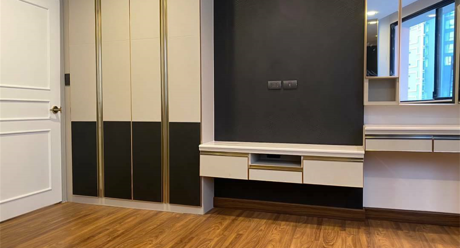 For rent 3 bedrooms condo in Khlong Toei, Bangkok