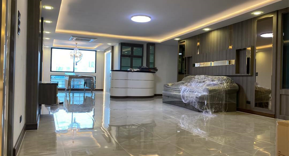 For rent 3 bedrooms condo in Khlong Toei, Bangkok