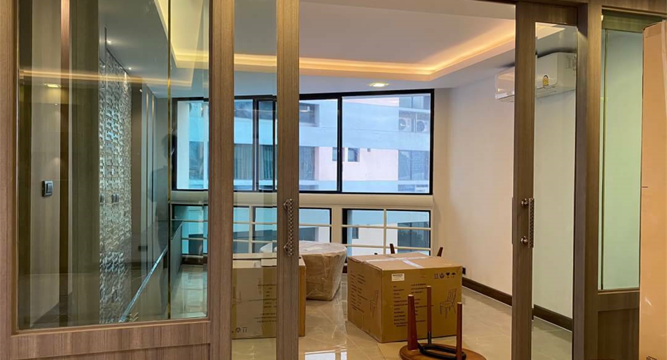 For rent 3 bedrooms condo in Khlong Toei, Bangkok