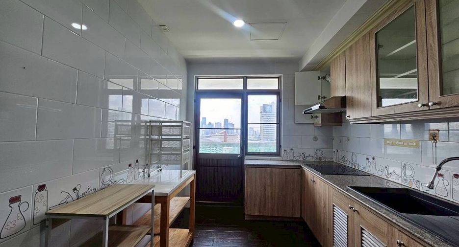 For rent 2 bedrooms condo in Watthana, Bangkok