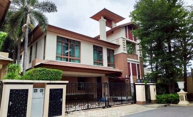 For rent 4 bedrooms house in Watthana, Bangkok